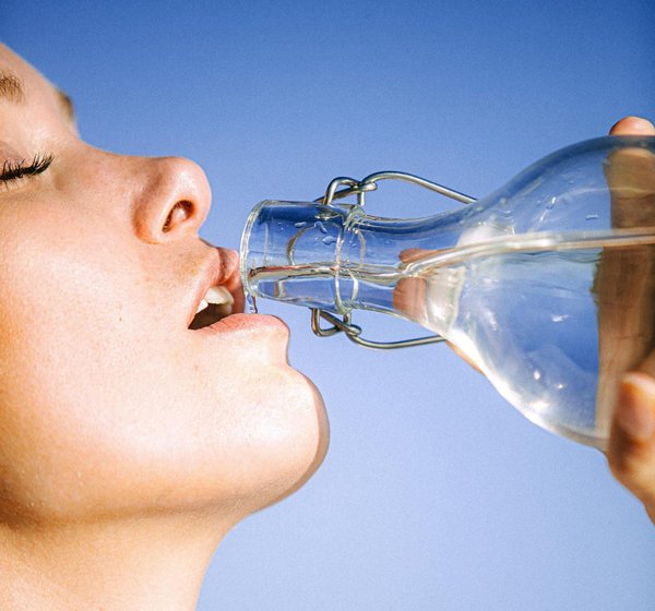 Quelles sont les meilleures pratiques d'hydratation pour les athlètes de sports de raquette en climat chaud ?